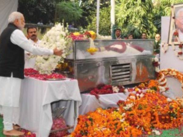 Modi Pays Homage to Ashok Singhal at RSS Office at Keshav Kunj